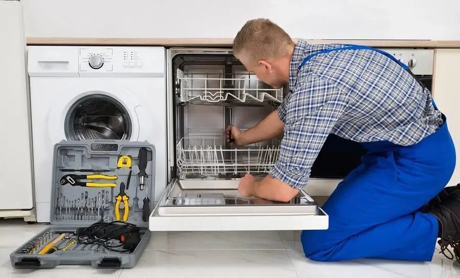 Polatlı Hotpoint servisi teknisyen ekibi beyaz eşya tamiri yaparken